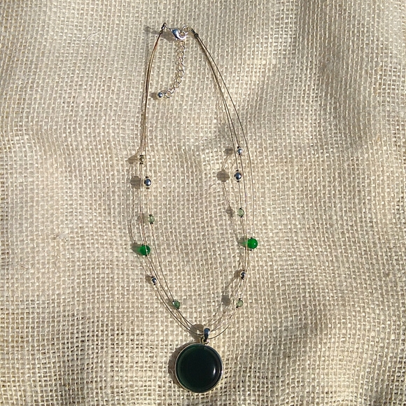 Silver strand necklace with green stone pendant - Picture 2 of 5